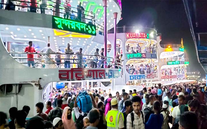 ঈদে যাত্রীতে ঠাসা ১৪ লঞ্চ পৌঁছাল বরিশালে